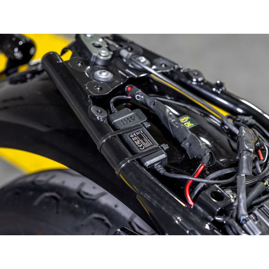 QUAD LOCK WATERPROOF 12V TO USB SMART ADAPTOR < SUIT MOTORCYCLE, BOAT, CARAVAN, ATV, ETC... >